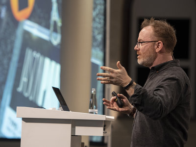 Talking about Variable Fonts at TYPO Labs, photo courtesy of Peter Constable